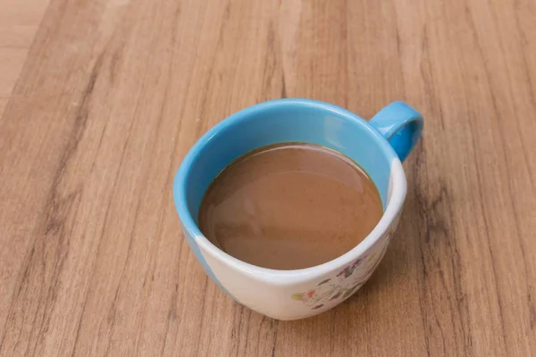 Café por la mañana en la mesa de madera, seleccione foco frontal taza — Foto de Stock