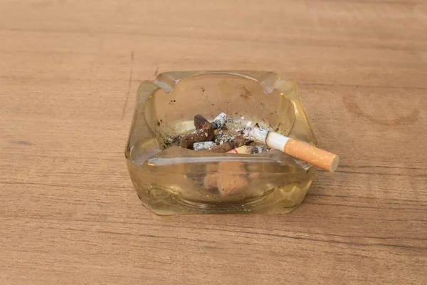 Cigarette with an ashtray on the wood table, Many filter cigaret — Stock Photo, Image