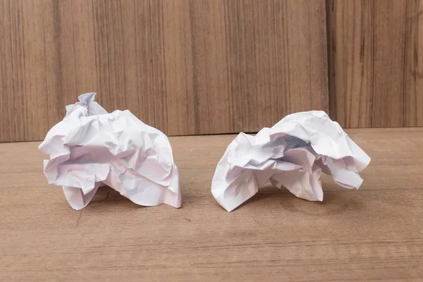 Feuille de papier blanc, papier Boule de papier froissée, sur un fond de plancher en bois — Photo