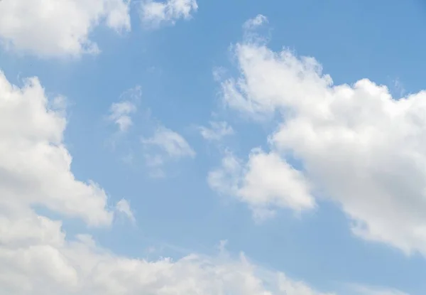 Cielo azul y Nube blanco esponjoso en hermoso para el fondo — Foto de Stock