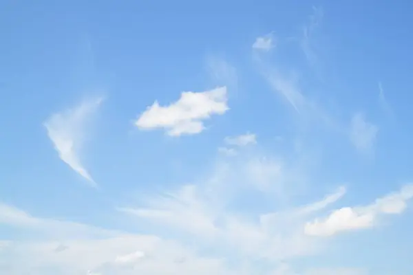 Blauer Himmel und Wolkenweiß flauschig bei schönem Hintergrund — Stockfoto