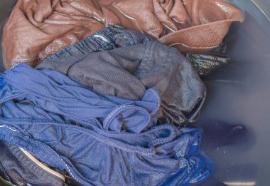 Emmek kirli çamaşırları temiz için siyah havzasında kapatın