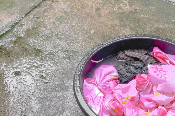 Soak dirty clothes in the basin black for cleanse — Stock Photo, Image