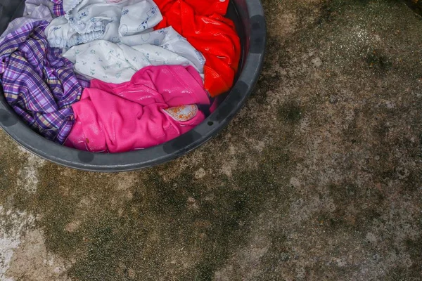浄化のための黒の盆地で汚れた服を浸漬します。 — ストック写真