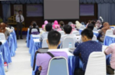 Üniversite öğrencilerinin bir konferans odasında bulanık arka plan bulanıklık