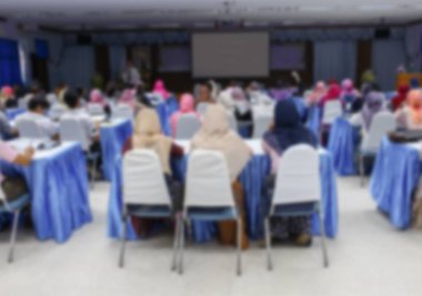 Üniversite öğrencilerinin bir konferans odasında bulanık arka plan bulanıklık