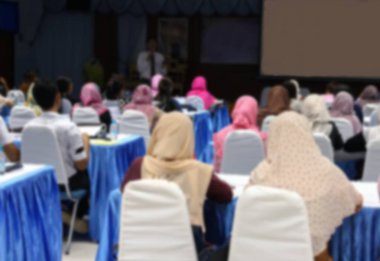 Üniversite öğrencilerinin bir konferans odasında bulanık arka plan bulanıklık