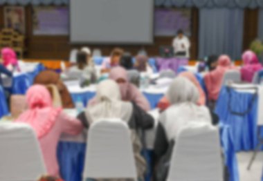 Üniversite öğrencilerinin bir konferans odasında bulanık arka plan bulanıklık