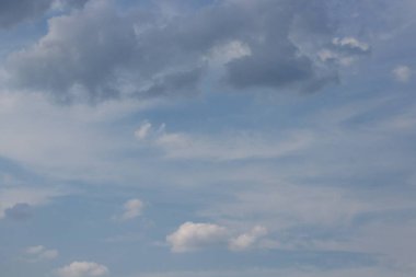 Mavi gökyüzü büyük bulut ve raincloud, sanat, doğanın güzel ve kopya alanı için metin ekleme