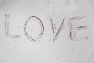 kelimesini seviyorum kırmızı renkli yüzey.