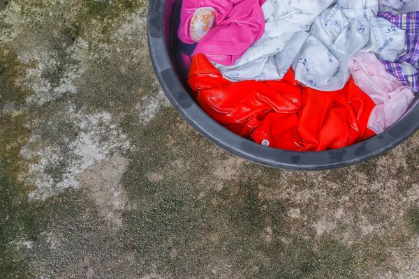 Zur Reinigung schmutzige Kleidung im Waschbecken schwarz einweichen — Stockfoto