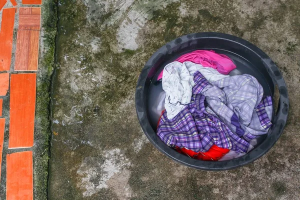 Soak dirty clothes in the basin black for cleanse — Stock Photo, Image