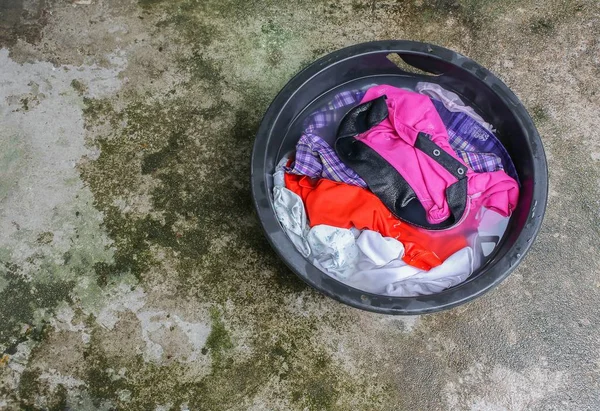 Soak dirty clothes in the basin black for cleanse