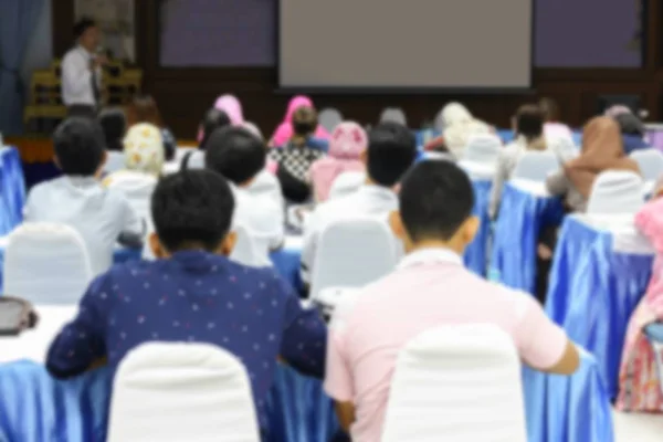 Sfocatura sfondo astratto sfocato di studenti universitari seduti in una sala conferenze — Foto Stock