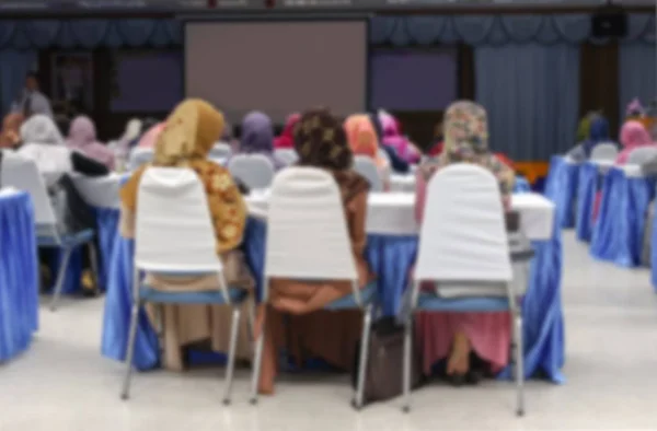 Wazig abstracte achtergrond van universitaire studenten zitten in een collegezaal wazig — Stockfoto