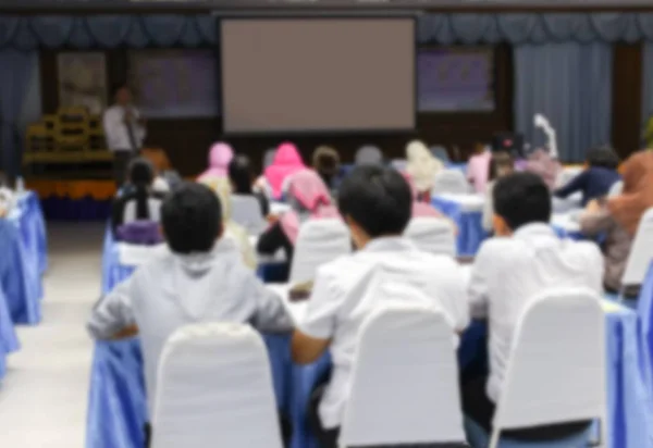 Sfocatura sfondo astratto sfocato di studenti universitari seduti in una sala conferenze — Foto Stock