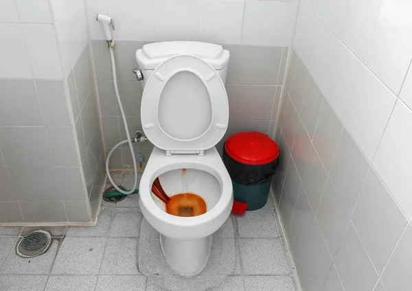 WC sucio, agua oxidada en el inodoro público —  Fotos de Stock