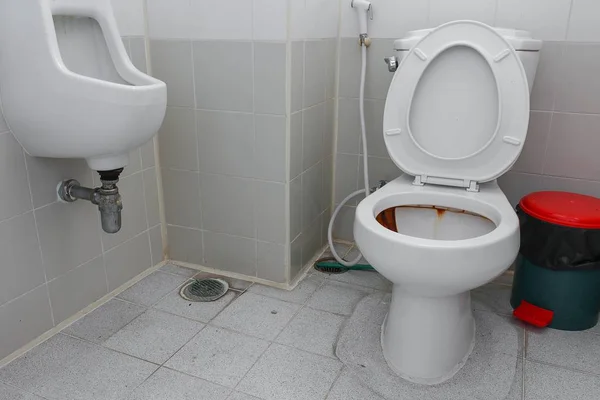 Toilettes sales, Eau rouillée dans le bol des toilettes publiques — Photo