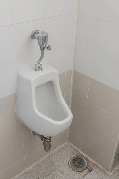 Urinoirs dans les toilettes publiques Hommes — Photo