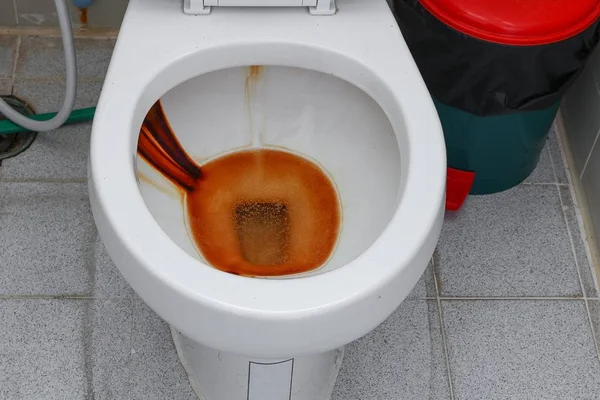 Toalett smutsig, rostigt vatten i offentlig toalett skål — Stockfoto