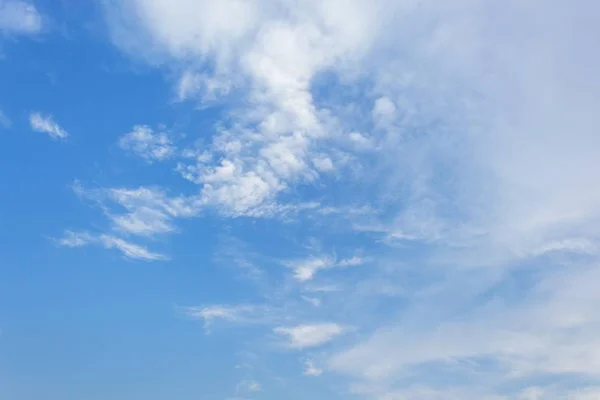 Modrá obloha a Cloud umění v krásné přírodě — Stock fotografie