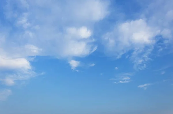 Cielo azul con gran nube y raincloud, arte de la naturaleza hermoso, espacio de copia para añadir texto — Foto de Stock