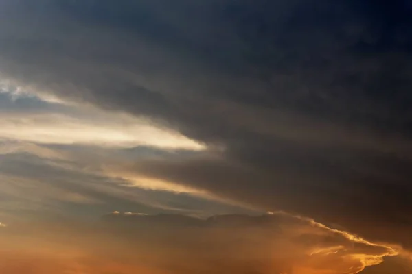 Sky και cloud ηλιοβασίλεμα ώρα όμορφα πολύχρωμα στο λυκόφως — Φωτογραφία Αρχείου