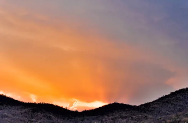Sky και cloud ηλιοβασίλεμα ώρα όμορφα πολύχρωμα στο λυκόφως — Φωτογραφία Αρχείου