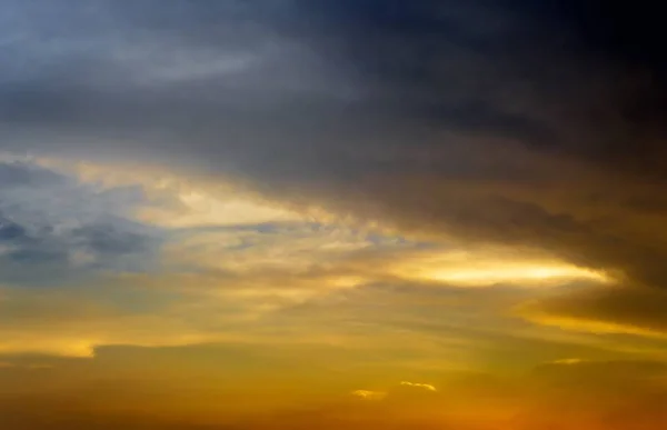 Sky και cloud ηλιοβασίλεμα ώρα όμορφα πολύχρωμα στο λυκόφως — Φωτογραφία Αρχείου
