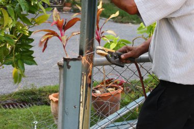 Kaynakçı Kaynak metal bir koruyucu maske ve kıvılcım ile çalışma