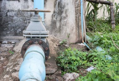 Su vanası büyük pas ve boru bir bina dışında 