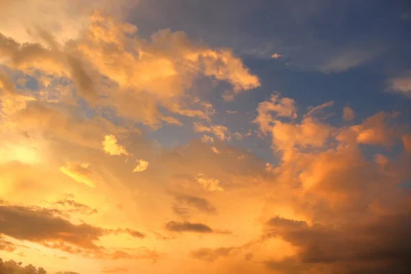 Sonnenaufgang, bunt am Himmel und Wolken schöne Natur — Stockfoto
