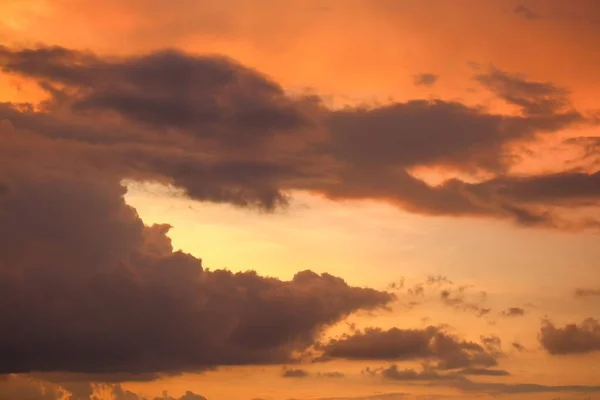 Sky και Cloud στο ηλιοβασίλεμα, όμορφη φύση μαλακό σύννεφο πολύχρωμο ουρανό — Φωτογραφία Αρχείου