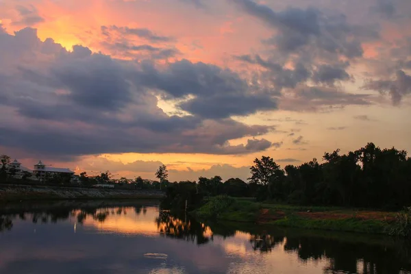 Akşam saat güneş battıktan sonra renkli gökyüzü ve gölde renkli su yansıması — Stok fotoğraf