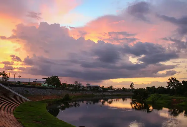 Красочное небо и красочная вода в озере отражаются в вечернее время после заката — стоковое фото