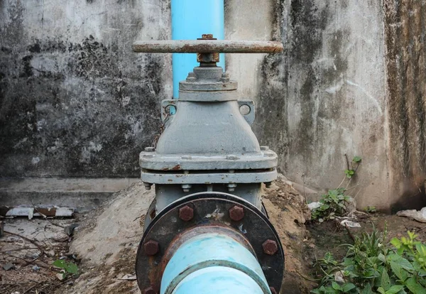 Su vanası büyük pas ve boru bir bina dışında 