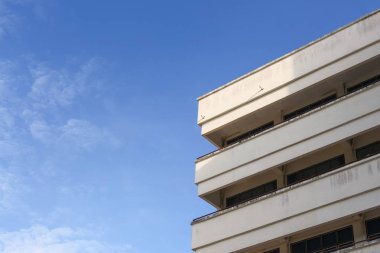 Gökyüzü arka plan kopya alanı ile bina daireler.