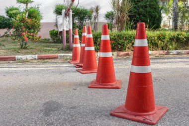 Yolu ile belgili tanımlık trafik koni. Satır trafik koni beyaz ve turuncu 