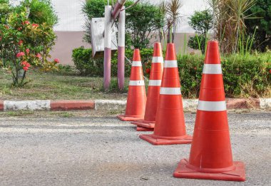 Yolu ile belgili tanımlık trafik koni. Satır trafik koni beyaz ve turuncu 