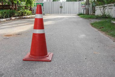 Yolu ile belgili tanımlık trafik koni. Satır trafik koni beyaz ve turuncu 