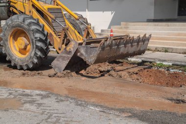 Tarak işe boru su ve kanalizasyon yolda tamir