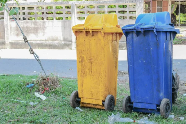 Dustbins nas cores azul, amarelo. reciclagem de caixotes grandes para lixo . — Fotografia de Stock