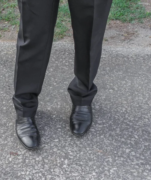 Masculino pernas negócios preto sapato desgaste no chão. Negócios de imagem — Fotografia de Stock