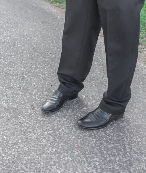 Calças e sapatos masculinos. Pernas de homens de negócios. homem de negócios em preto — Fotografia de Stock
