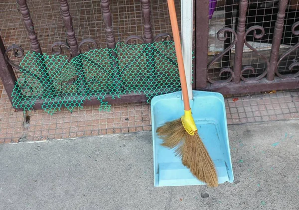 Vassoura feita de grama e pó, Conjunto de casa de limpeza — Fotografia de Stock