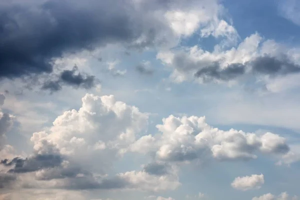 青い空に大きな雲と raincloud 自然のアート — ストック写真