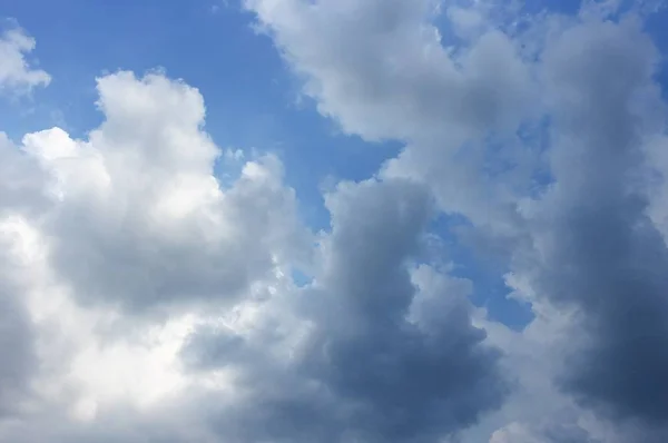 青い空に大きな雲と raincloud 自然のアート — ストック写真