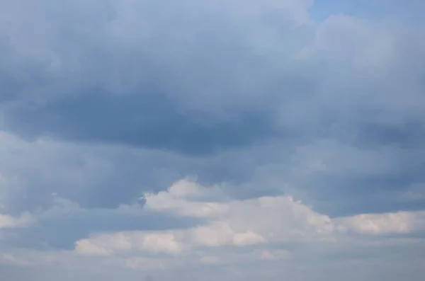 Ciel bleu et Nuage, Le vaste ciel bleu et Nuage doux blanc. et — Photo