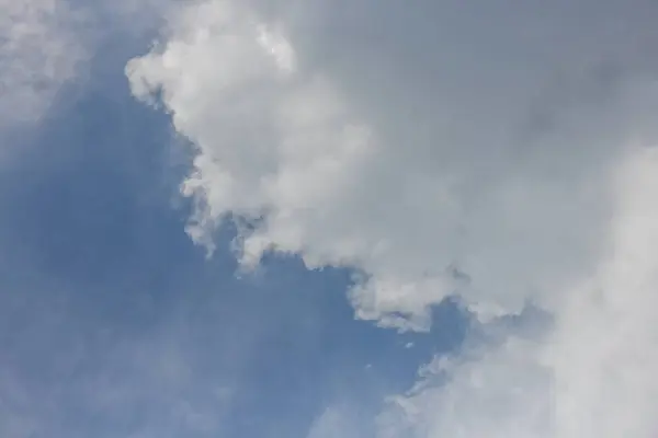 Cielo azul con gran nube y raincloud Arte de la naturaleza —  Fotos de Stock