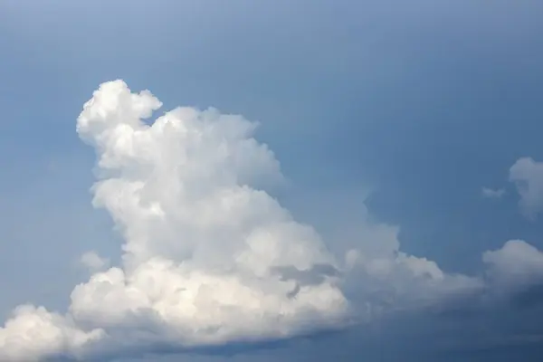 Γαλάζιο του ουρανού με μεγάλο σύννεφο και raincloud τέχνης της φύσης — Φωτογραφία Αρχείου